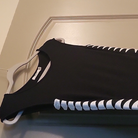 FLATTERING 💥 BAILEY44 Fitted Sleeveless Top - Versatile and Timeless! - Picture 2 of 4